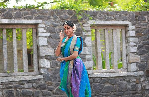 'സ്‌ത്രൈണ ഭാവങ്ങളുമായി ബാലേ'