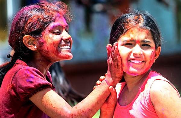 നിറങ്ങള്‍ തന്‍ നൃത്തം-ഹോളി പൊളിച്ചു ബ്രോ! 