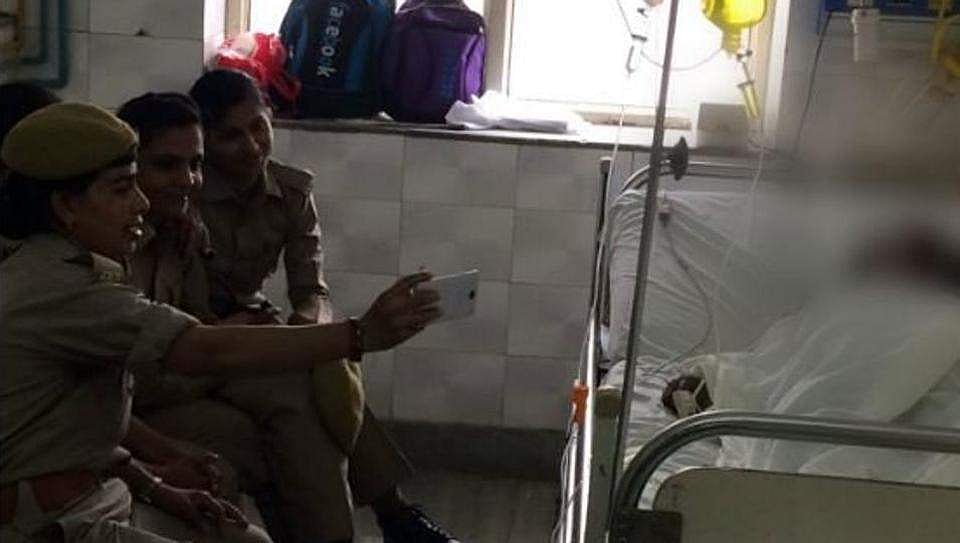 ആസിഡ് ആക്രമണ ഇരയ്ക്കടുത്ത് നിന്ന് സെല്‍ഫി; വനിതാ പൊലീസുകാരെ സസ്‌പെന്‍ഡ് ചെയ്തു