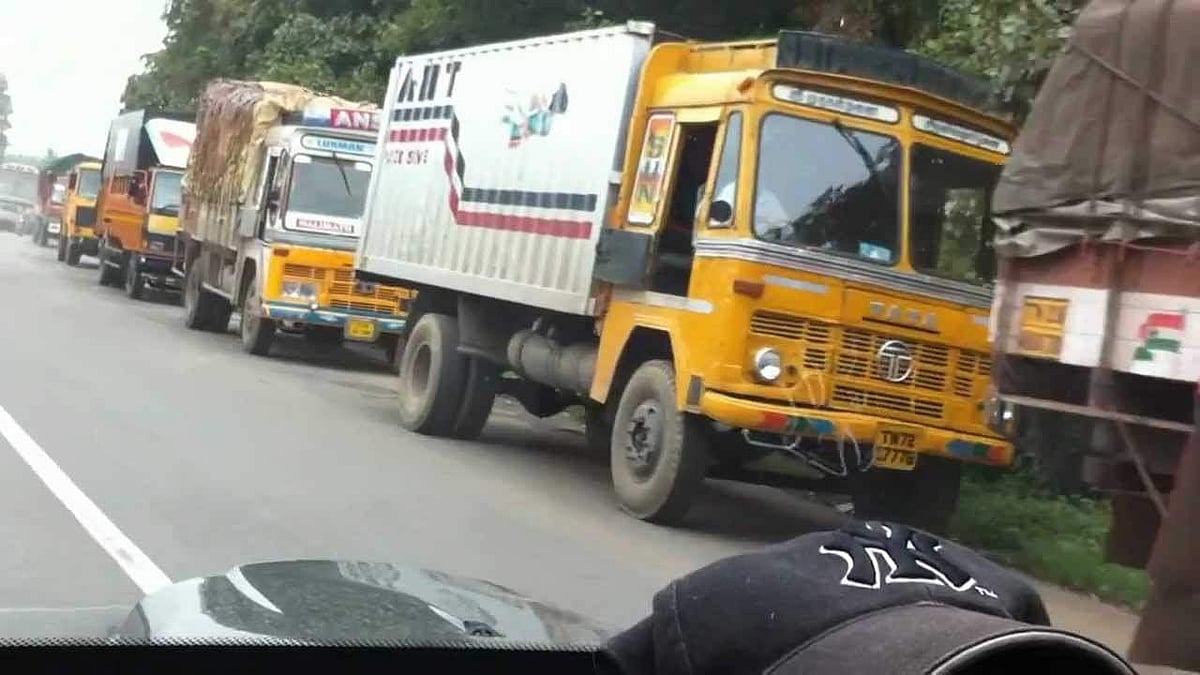 വാളയാര്‍ ചെക്‌പോസ്റ്റില്‍ വിജിലന്‍സ് പരിശോധനയില്‍ കണക്കില്‍പെടാത്ത തുക പിടികൂടി