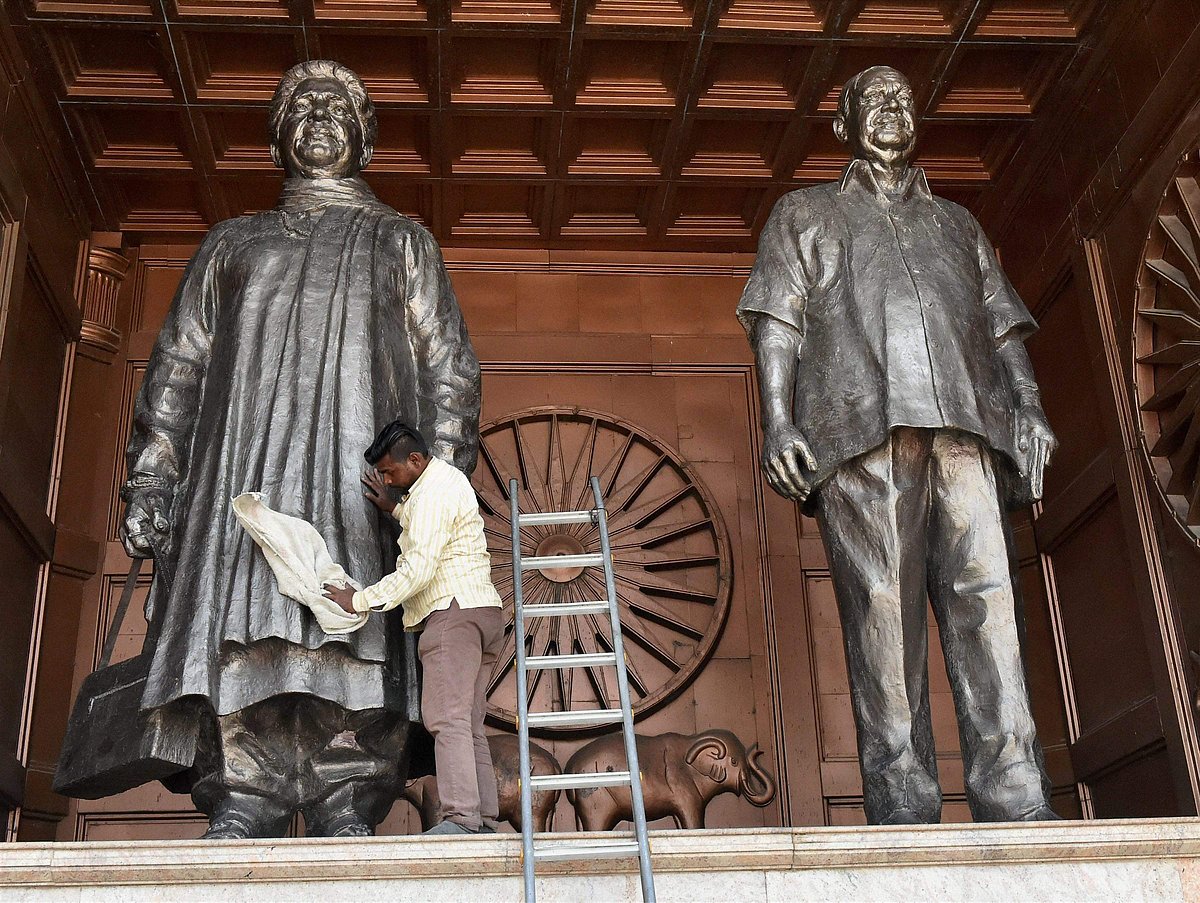 ഈ പ്രതിമ തേച്ചുമിനുക്കേണ്ടി വരുമോ? 