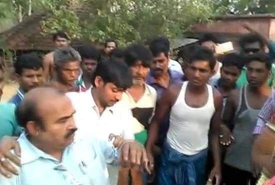 സ്കൂള് വിദ്യാര്ത്ഥിനികളെ പീഡിപ്പിച്ച അധ്യാപകനെ നാട്ടുകാര് വളഞ്ഞിട്ടു തല്ലി