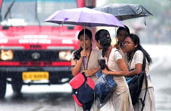 തിരുവനന്തപുരം ഉൾപ്പെടെ നാല് ജില്ലകളിൽ നാളെ അവധി; പരീക്ഷകൾ മാറ്റി