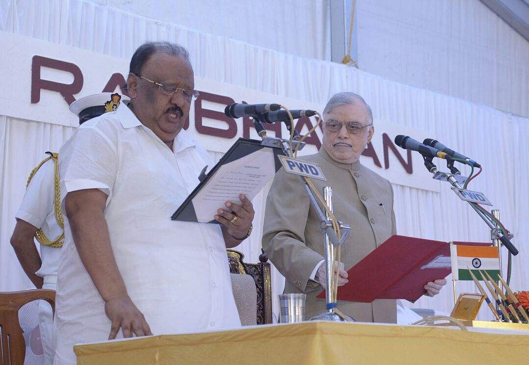 തോമസ് ചാണ്ടി സത്യപ്രതിജ്ഞ ചെയ്തു; പ്രതിപക്ഷവും ബി.ജെ.പിയും വി.എസും വിട്ടുനിന്നു