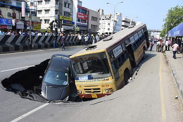 ചെന്നൈ നഗരത്തില്‍ റോഡില്‍ ഗര്‍ത്തം: ബസും കാറും അപകടത്തില്‍പ്പെട്ടു