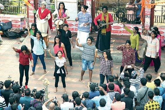 താലിയിടില്ല... തട്ടമിടില്ല.. ചോദിക്കാന്‍ വന്നാല്‍ പേടിക്കത്തില്ല: യൂട്യൂബ് വിഡിയോ കാണാം..