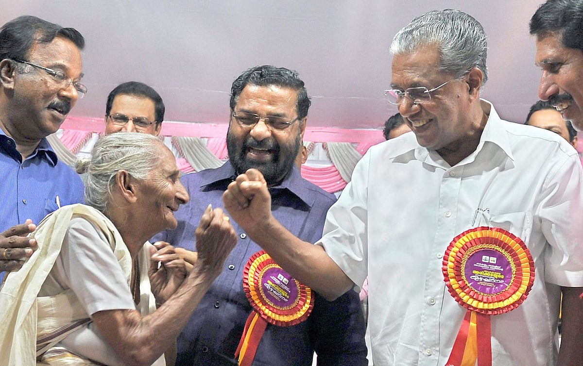 സാമൂഹ്യമാധ്യമങ്ങളില്‍ സജീവമായി ഇടപെടുന്ന രാജ്യത്തെ മുഖ്യമന്ത്രിമാരില്‍ മുന്നില്‍ പിണറായി വിജയന്‍