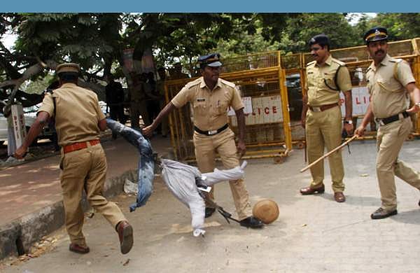 'ഡിജിപി'യുടെ കോലവുമായി പൊലീസ് ഓടി; കൊച്ചിയില്‍ നാടകീയ രംഗങ്ങള്‍