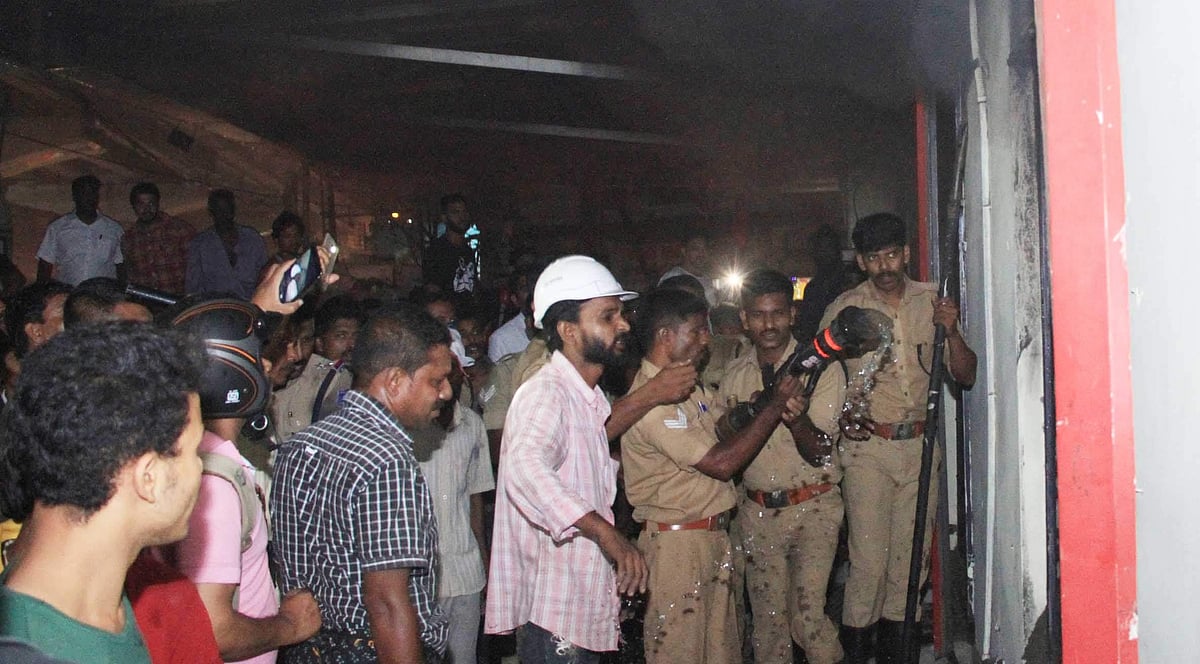 കലൂരില്‍ സിന്‍ഡിക്കേറ്റ് ബാങ്ക് കത്തിനശിച്ചുകൊച്ചി: കലൂരില്‍ ദേശാഭിമാനി ജംഗ്ഷനിലുള്ള ബാങ്ക് കത്തിനശിച്ചു