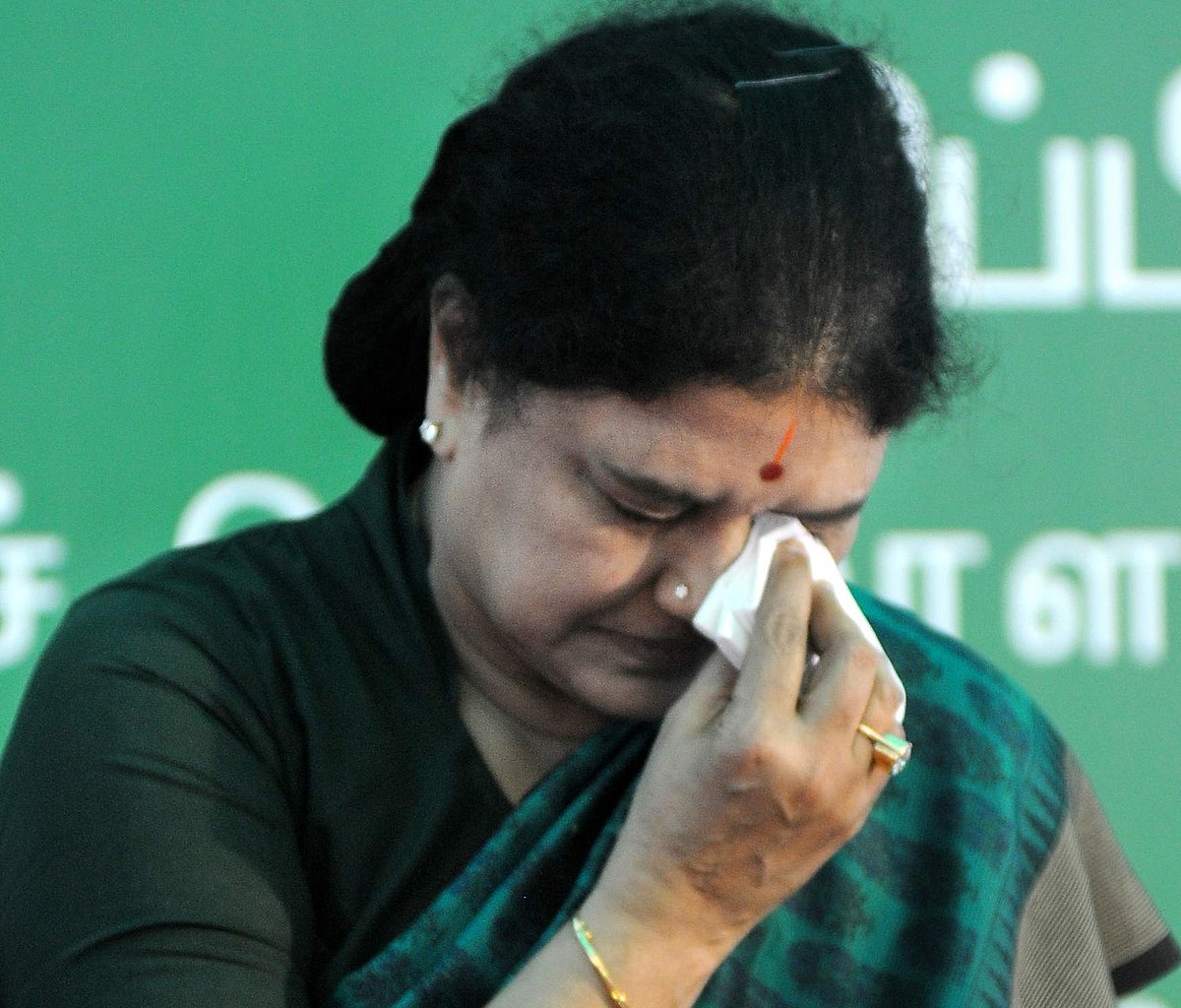 പാര്ട്ടി അണികളുടെ താല്പര്യത്തിനാണ് മുന്ഗണന, എഐഎഡിഎംകെയില് നിന്നും ശശികലയെയും കുടുംബത്തെയും പുറത്താക്കി