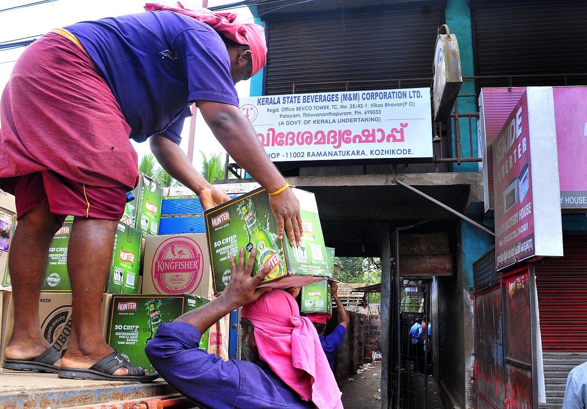 സംസ്ഥാന ഹൈവേകളെ ജില്ലാ റോഡുകളാക്കും; മദ്യ നിരോധനം മറികടക്കാന്‍ സര്‍ക്കാര്‍ ശ്രമം