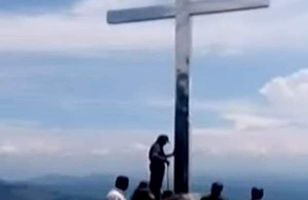 മൂന്നാറില്‍ കുരിശ് സ്ഥാപിച്ച് കയ്യേറിയ സ്ഥലം ഒഴിപ്പിക്കല്‍ നടപടി തുടങ്ങി; കുരിശ് പൊളിച്ചുമാറ്റി