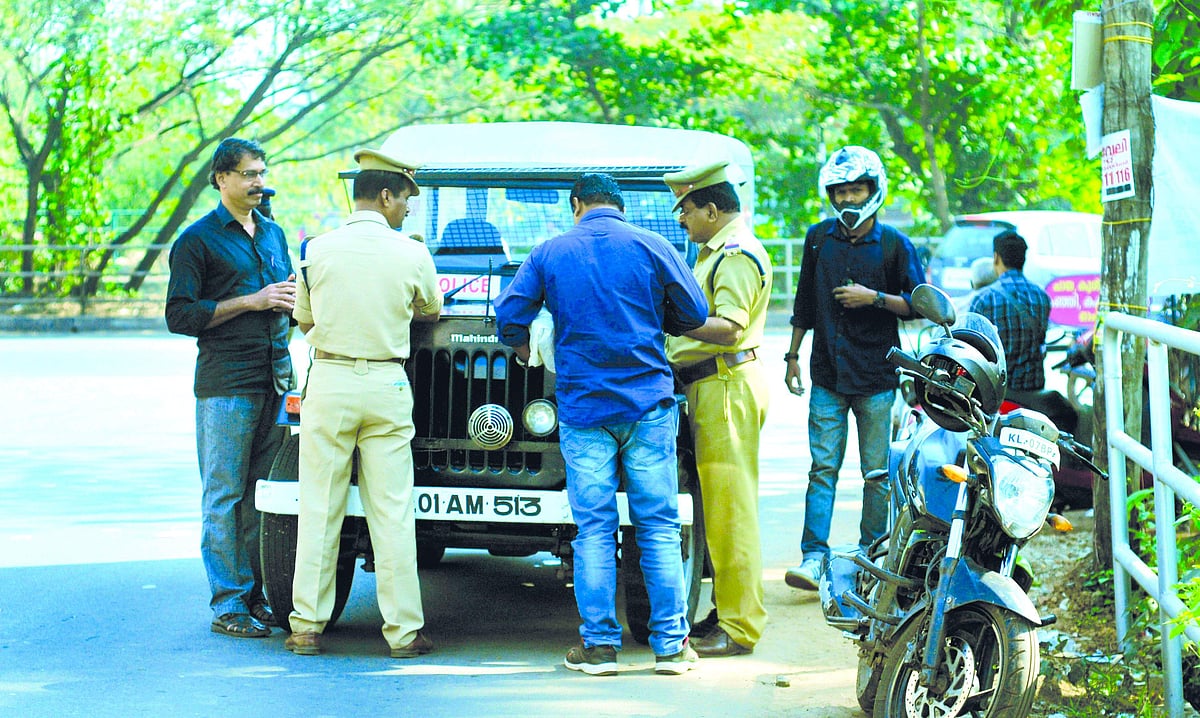 പൗരബോധത്തിന് വിലങ്ങിടുമ്പോള്‍