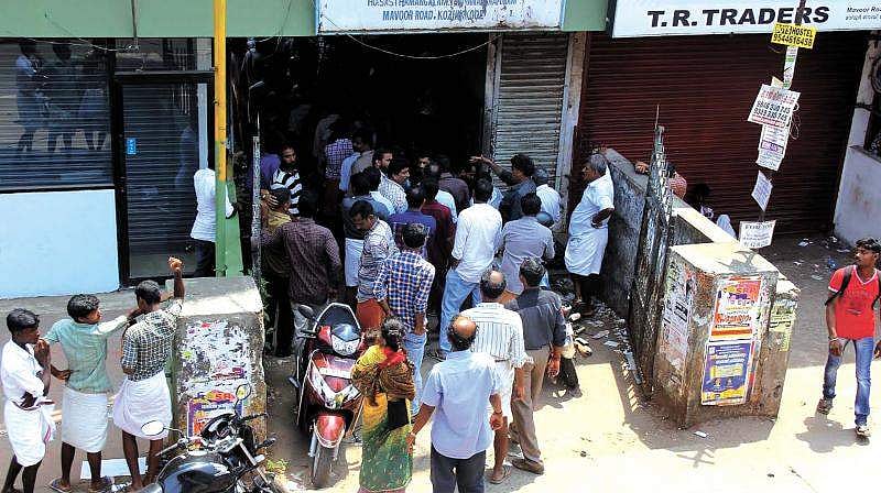 മദ്യശാലകള്‍ മാറ്റി സ്ഥാപിക്കുന്നതില്‍ ജനങ്ങളുടെ എതിര്‍പ്പ് മറികടക്കാന്‍ രാഷ്ട്രീയ തീരുമാനം ഉണ്ടാകണമെന്ന്ബെവ്‌കോ എംഡി