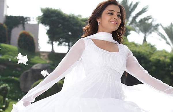 വെള്ളച്ചുരിദാറിടാന്‍ കൊട്ടിയംകാര്‍ ഭയക്കും; വെള്ളച്ചുരിദാറിട്ട സ്ത്രീയെ ആളുമാറി തട്ടിക്കൊണ്ടുപോകാന്‍ ശ്രമിച്ച് പോലീസ് 