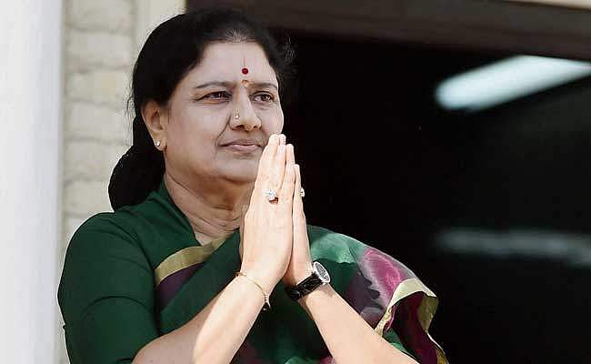 ശശികലയ്ക്ക് നിയമത്തിനെ പുല്ലുവില;നിയമം ലംഘിച്ച് ജയിലില്‍ കണ്ടത് 28പേരെ