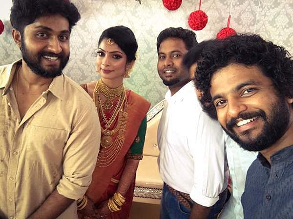 അവനൊരു രക്തഹാരം അങ്ങോട്ടണിയിച്ചു കുട്ടി ഒരു രക്തഹാരം ഇങ്ങോട്ടും അണിയിച്ചു, അതെ അങ്ങനെ അവര്‍ വിവാഹിതരായി... അളിയാ, Happy Married Life.