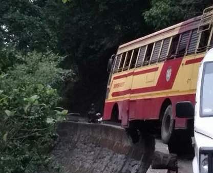 ''സ്റ്റിയറിംഗ് ഒന്നങ്ങോട്ടോ ഒന്നിങ്ങോട്ടോ ചെരിഞ്ഞാമതി വണ്ടിയും ഞമ്മളും തവിടുപൊടി'': പപ്പുവിന്റെ ഡയലോഗുപോലെ താമരശ്ശേരി ചുരത്തില്‍ ഒരു ബസ്