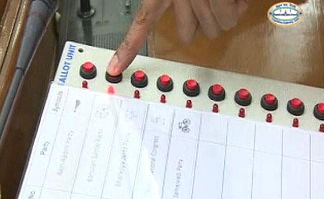 വോട്ടിങ് മെഷീന്‍ സൂക്ഷിക്കുന്ന സ്‌ട്രോങ് റൂമില്‍ ലാപ്‌ടോപ്പുമായി രണ്ട് റിലയന്‍സ് ജീവനക്കാര്‍; അറസ്റ്റ് ചെയ്ത് പൊലീസ്