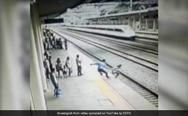 ആത്മഹത്യയ്ക്ക് ശ്രമിച്ച യുവതിയെ കഷ്ടപ്പെട്ട് രക്ഷിച്ച് യുവാവ്(വീഡിയോ)