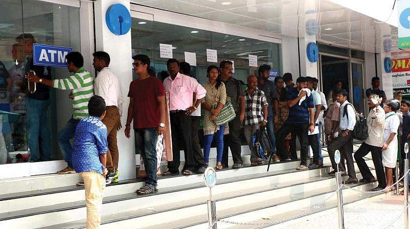 നോട്ടിനായി ക്യൂ നിന്ന് മരിച്ചവരുടെ കുടുംബങ്ങള്‍ക്ക് കൈത്താങ്ങായി സംസ്ഥാന സര്‍ക്കാര്‍; രണ്ടു ലക്ഷം ധനസഹായം നല്‍കാന്‍ തീരുമാനം