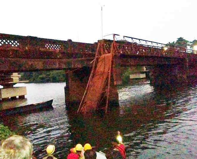 ഗോവയില് നടപ്പാലം തകര്ന്ന് അമ്പതോളംപേര് പുഴയില് വീണു; ഒരു മൃതദേഹം കണ്ടെത്തി; മുപ്പതോളംപേരെ കാണാതായി