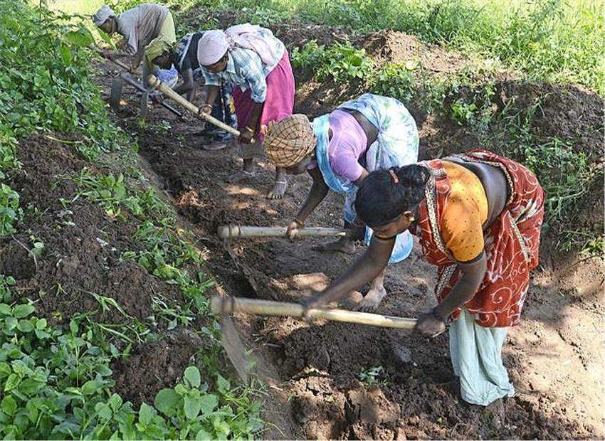 തൊഴിലുറപ്പ് തൊഴിലാളികളുടെ വേതനം ഒരു രൂപ വര്‍ധിപ്പിച്ച് മോദി സര്‍ക്കാര്‍; ഒരു രൂപ മോദിക്ക് തിരിച്ചയച്ച് തൊഴിലാളികള്‍