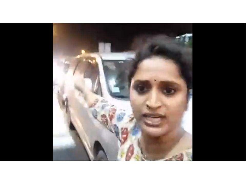 തൃശൂര്‍ ടോള്‍പ്ലാസയില്‍ ചര്‍ച്ചകളെല്ലാം കാറ്റില്‍ പറത്തി അധികൃതര്‍; പോലീസില്ല, വാഹനങ്ങളുടെ നീണ്ടനിര: സുരഭിലക്ഷ്മിയുടെ ലൈവ് പ്രതിഷേധം