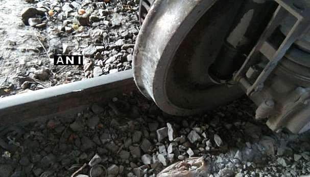 യുപിയില്‍ ലോക്മാന്യ തിലക് എക്‌സ്പ്രസ് പാളം തെറ്റി: അട്ടിമറിയാണെന്ന് സംശയം