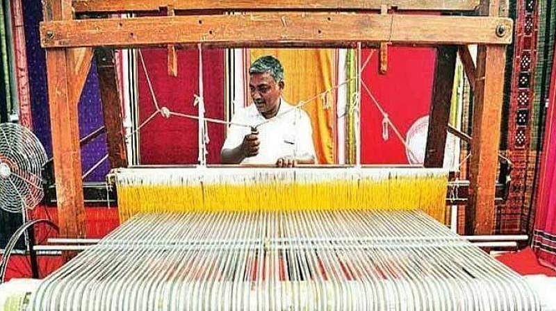 ഇനി ജീന്സും പരിസ്ഥിതി സൗഹൃദം; വാഴ നാര് കൊണ്ട് ജീന്സ് നെയ്ത് നെയ്ത്തുകാര്