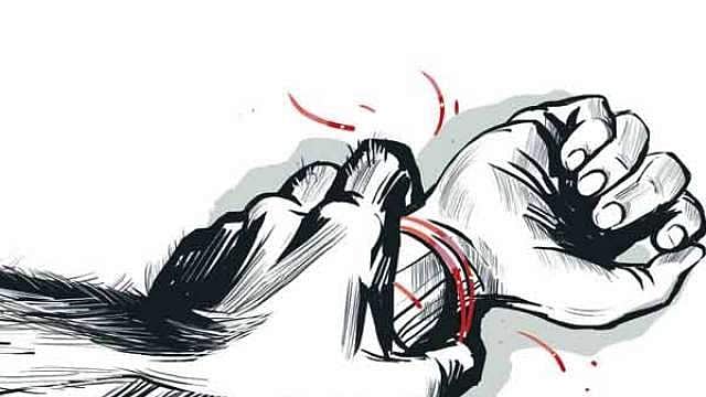 പീഡനത്തിനിരയാക്കിയവരെ അറസ്റ്റ് ചെയ്യണമെങ്കില് തന്നോടൊപ്പം ലൈംഗീകബന്ധത്തിലേര്പ്പെടണമെന്ന് ഇരയോട് പൊലീസ് ഉദ്യോഗസ്ഥന്