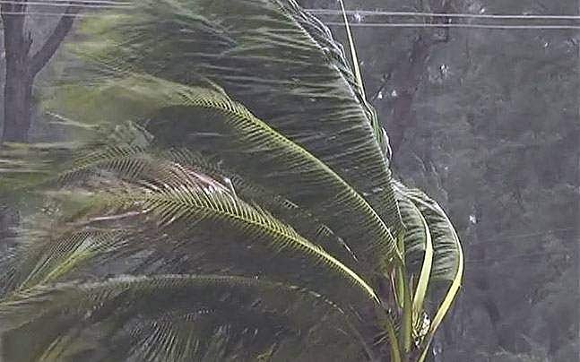 തിത്ലി ചുഴലിക്കാറ്റ് കരയോട് അടുക്കുന്നു ; ഇന്ത്യന് തീരം ആശങ്കയില്, റെഡ് അലര്ട്ട്