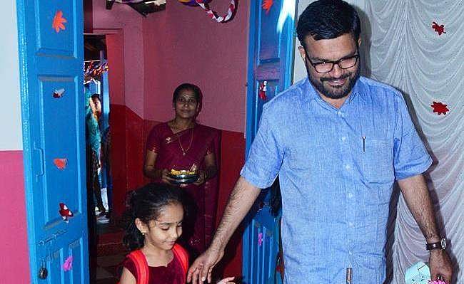 മക്കള്‍ മലയാളം പഠിക്കട്ടെ; കുട്ടികളെ പൊതുവിദ്യാലയത്തില്‍ ചേര്‍ത്ത്‌ രാജേഷും ബല്‍റാമും