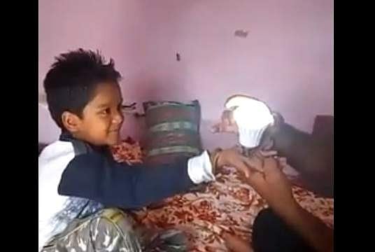 രാജസ്ഥാനിലെ 'ഇലക്ട്രിക് ചൈല്‍ഡ്'; ശരീരത്തില്‍ തൊട്ടാല്‍ ബള്‍ബ് കത്തും(വീഡിയോ)