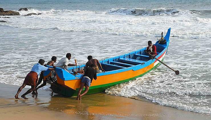 സംസ്ഥാനത്ത് മത്സ്യക്ഷാമം രൂക്ഷം;ഇന്നുമുതല്‍ ട്രോളിങ് നിരോധനവും