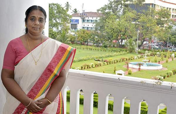 ഉദ്യോഗസ്ഥയുടെ ദിനങ്ങള്‍