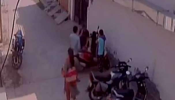 യുപിയില്‍ പട്ടാപ്പകല്‍ യുവതിക്ക് മര്‍ദനം; പ്രണയം നിരസിച്ചതിനാണെന്ന് സൂചന