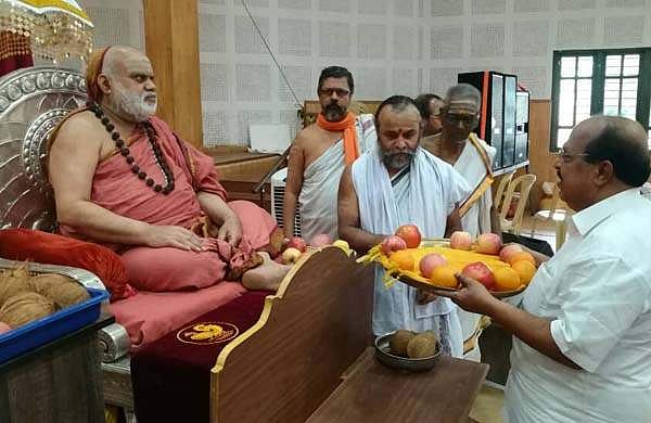 കടകംപിള്ളി സിംഹാസനം മാറ്റിയിട്ട ശൃംഗേരി മഠാധിപതിക്ക് മുന്നില്‍ തൊഴുകൈകളുമായി മന്ത്രിമാര്‍