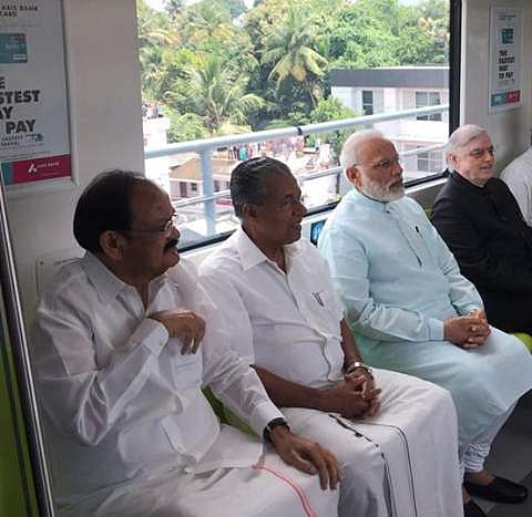 മെട്രോ ഉദ്ഘാടനം: പിണറായി ഫേസ്ബുക്കിലിട്ട ഫോട്ടോയില്‍ നിന്ന് കുമ്മനത്തെ വെട്ടിമാറ്റി