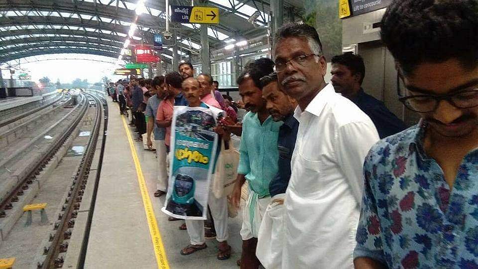 കൊച്ചി മെട്രോ സര്‍വ്വീസ് തുടങ്ങി; ആദ്യ യാത്രില്‍ ആവേശത്തോടെ യാത്രക്കാര്‍