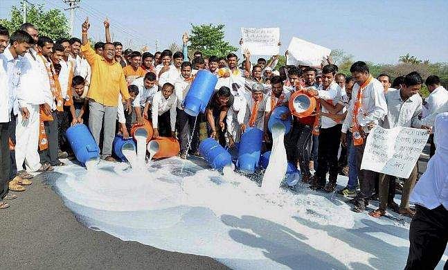 മഹാരാഷ്ട്രയിലെ കര്‍ഷകരുടെ കടം എഴുതിത്തള്ളുന്നില്ല; പാല്‍ നിരത്തിലൊഴുക്കിയുള്ള പ്രതിഷേധം തുടരുന്നു