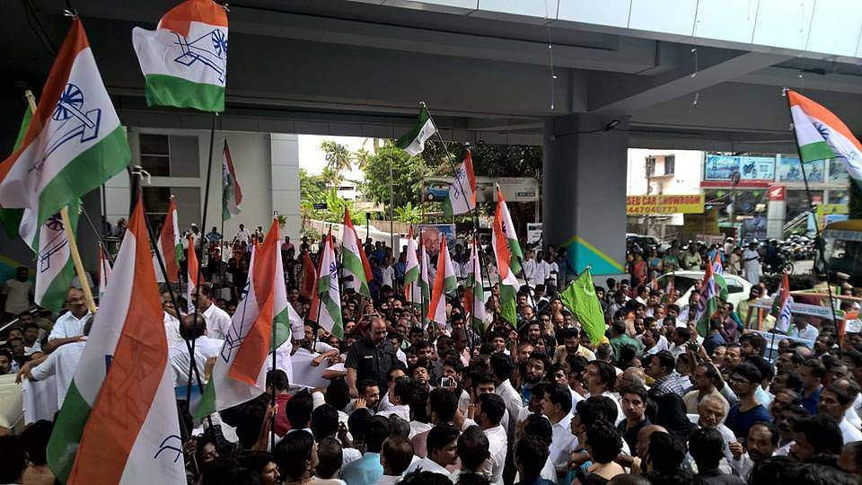 മെട്രോയ്ക്ക് ആവേശം പകര്‍ന്ന് ഉമ്മന്‍ചാണ്ടി
