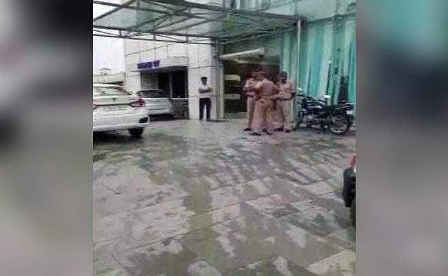 ഓടുന്ന കാറില് യുവതി കൂട്ടബലാത്സംഗത്തിനിരയായി; പീഡനത്തിന് ശേഷം യുവതിയെ വലിച്ചെറിഞ്ഞു