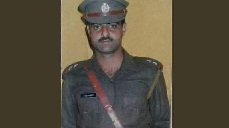 കശ്മീരില്‍ മുസ്ലീം പള്ളിക്ക് സമീപം വെടിയുതിര്‍ത്ത പൊലീസുകാരനെ ജനക്കൂട്ടം തല്ലിക്കൊന്നു