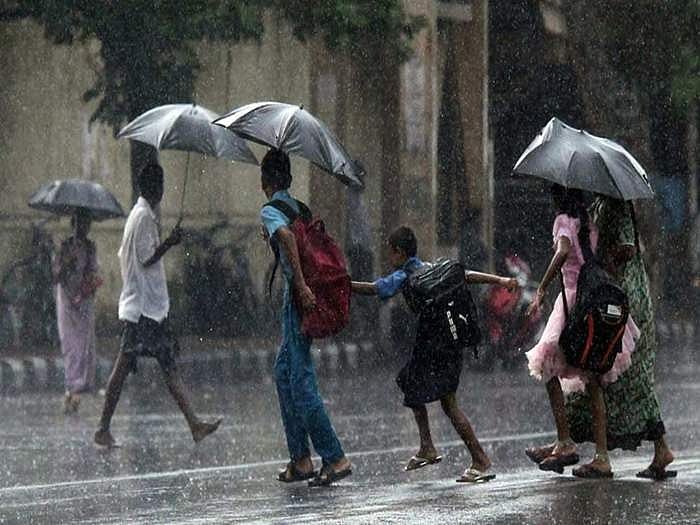 കനത്ത മഴയെത്തുടര്‍ന്ന് ഇടുക്കി, ആലപ്പുഴ, കൊല്ലം, എറണാകുളം ജില്ലയിലെ വിദ്യാഭ്യാസ സ്ഥാപനങ്ങള്‍ക്ക് ബുധനാഴ്ച അവധി 