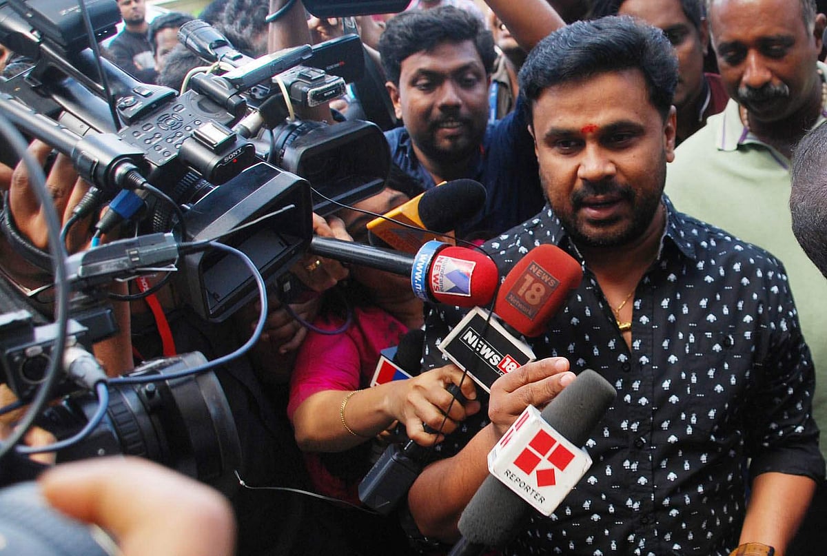 സഹതാപം സൃഷ്ടിക്കാനും ക്വട്ടേഷനോ? ദിലീപിന് അനുകൂല പോസ്റ്റുകളില്‍ നിറഞ്ഞ് സമൂഹമാധ്യമങ്ങള്‍