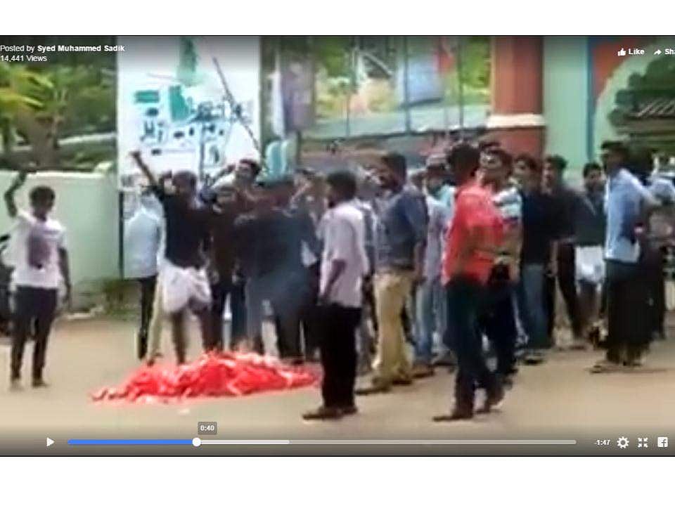 പോരിന് വെല്ലുവിളിച്ച് എംഎസ്ഫ്: ഫറൂക്ക് കോളേജില്‍ എസ്എഫ്‌ഐയുടെ കൊടിതോരണങ്ങള്‍ വലിച്ചിറക്കി കത്തിക്കുന്ന വീഡിയോ