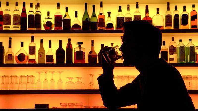 എല്ലാ ബാറുകളുടേയും ലൈസന്‍സ് റദ്ദാക്കി; പുതിയ ബാര്‍ പോളിസിയുമായി ജഗന്‍