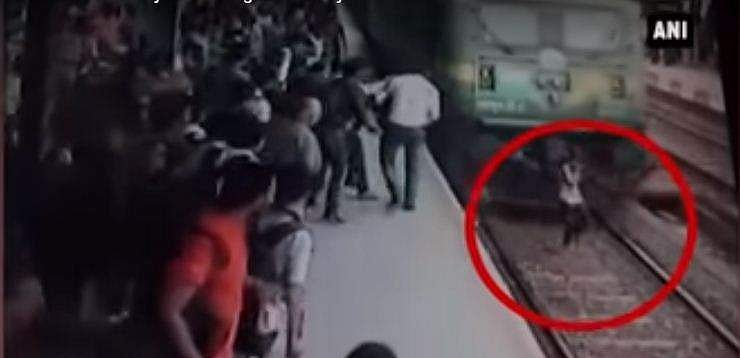 ട്രെയിന്‍ ഇടിച്ചിട്ടും അത്ഭുതകരമായി രക്ഷപ്പെട്ട് പെണ്‍കുട്ടി(വീഡിയോ)