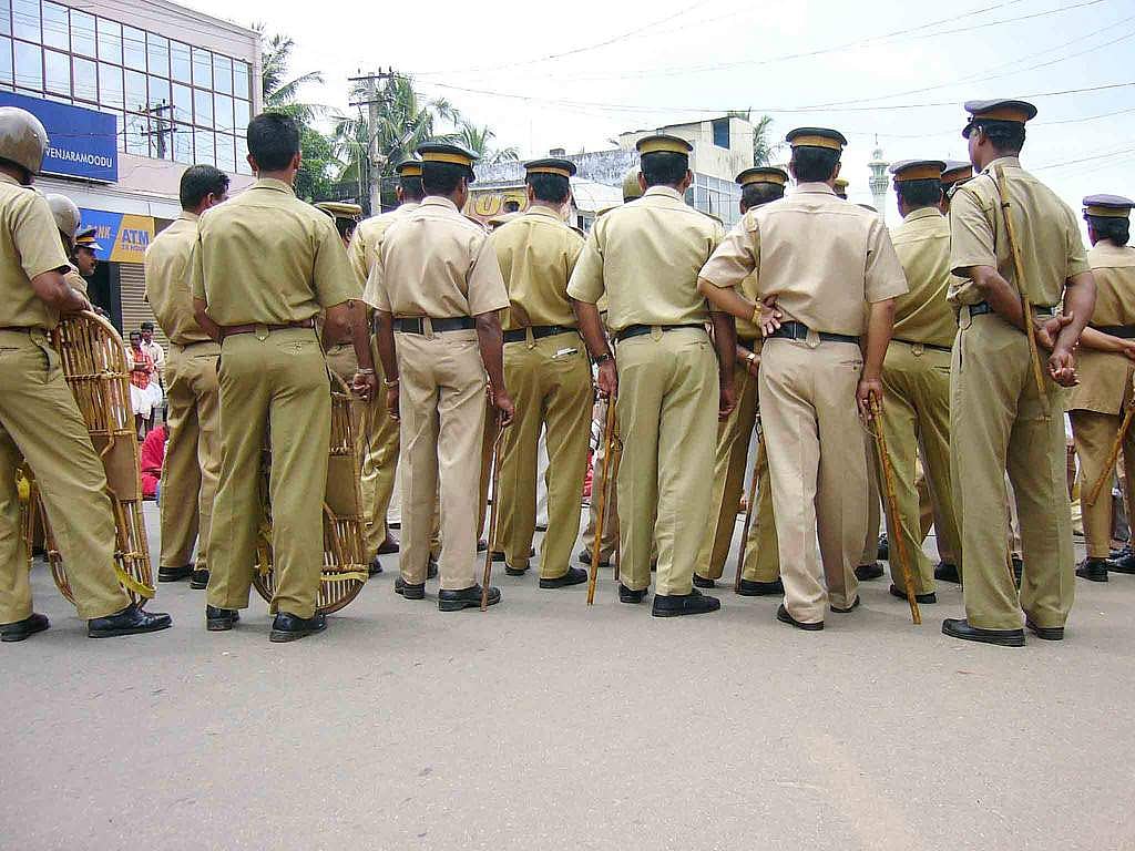'ഭയബഹുമാനം' ഉണ്ടാക്കാന്‍ കുനിച്ചു നിര്‍ത്തി മുതുകിനിടിച്ചു ജനമൈത്രി പോലീസ് 'മാതൃകയായി':  പരാതിയുമായി പ്ലസ്ടു വിദ്യാര്‍ത്ഥിയുടെ പിതാവ്